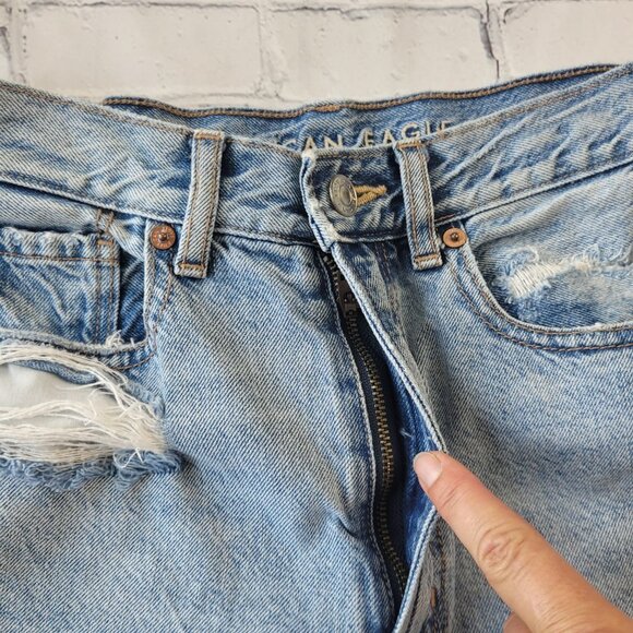 American Eagle Woman’s blue distressed highest rise mom jeans size 2 Regular - Picture 8 of 12